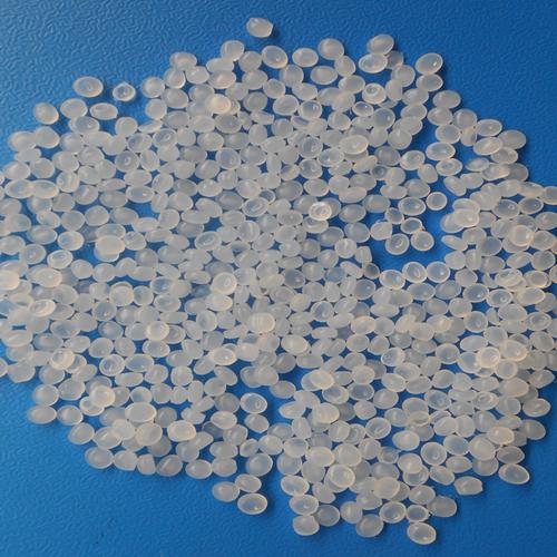 塑料原料是一种聚合物(polymer),又可称为高分子或巨分子,也是一般